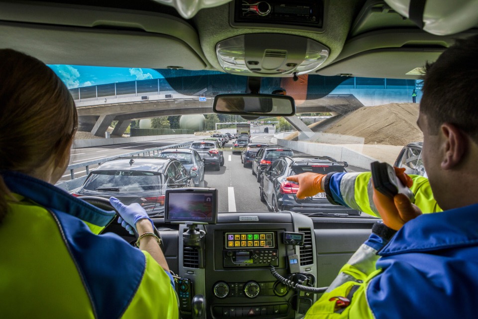 Rettungsdienst-Perspektive auf gebildete Rettungsgasse bei Orpund
