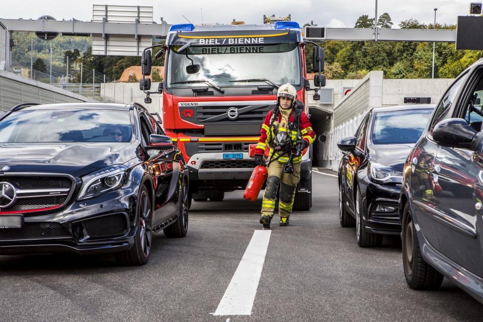 Feuerwehr Biel/Bienne fährt durch die Rettungsgasse