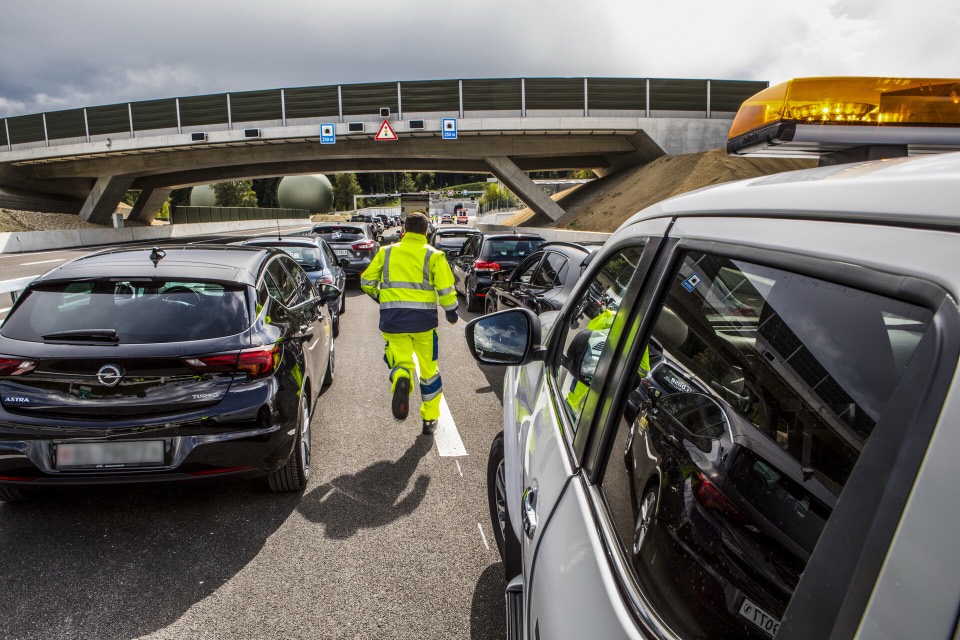 Pannendienst-Fahrzeug in der Rettungsgasse auf der A5