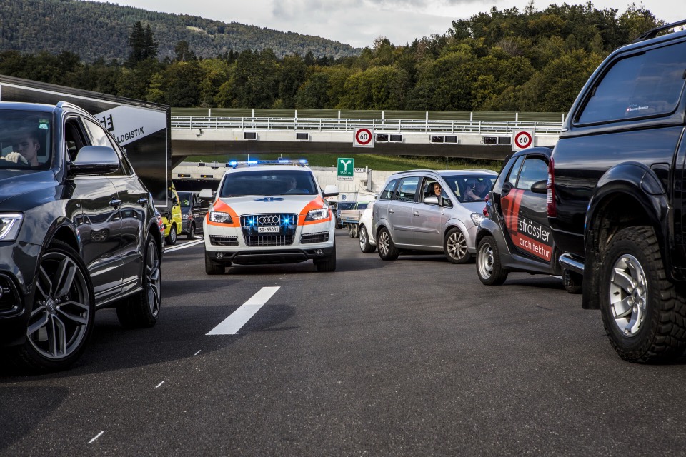 Polizeifahrzeug fährt durch Rettungsgasse bei Orpund