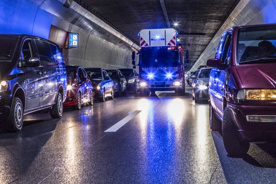 Rettungsgasse im Tunnel mit Blaulicht-Beleuchtung