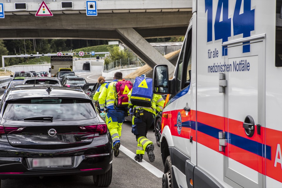 Rettungssanitäter neben Ambulanz in der Rettungsgasse auf der A5 bei Orpund
