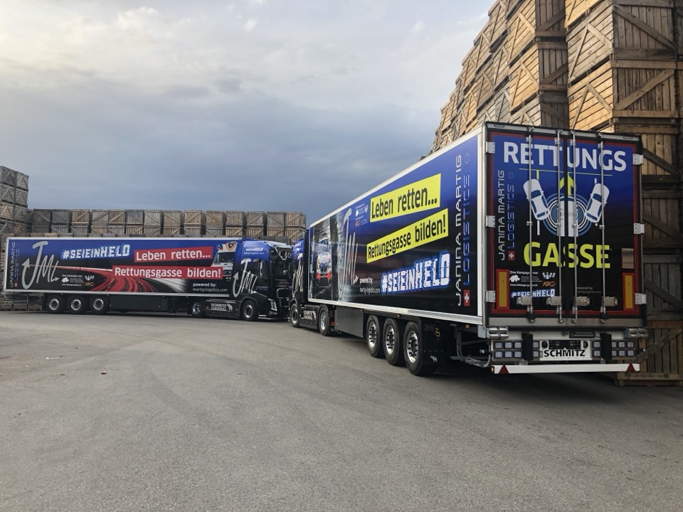 Kampagnentrucks von JML Logistics mit Rettungsgassen-Beschriftung