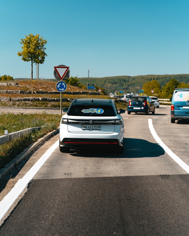 Fahrzeug mit Rettungsgassen-Aufkleber im Strassenverkehr
