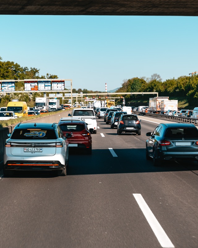 Rettungsgassen-Aufkleber auf Fahrzeug auf der Autobahn