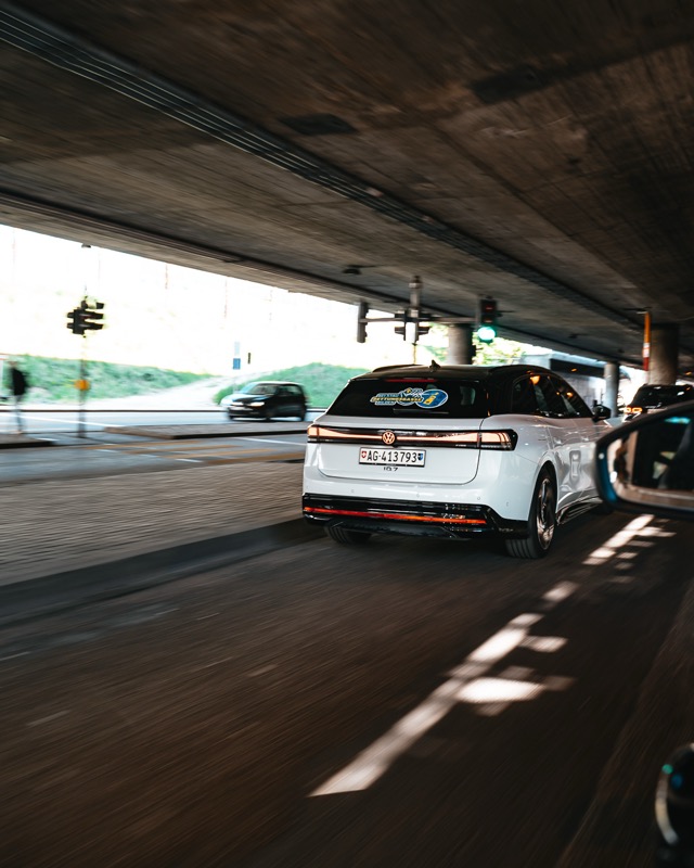 Fahrzeug mit Rettungsgassen-Aufkleber unter Autobahnbrücke